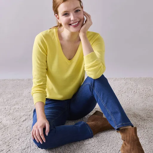 Pulóver s mierne zaobleným výstrihom do V