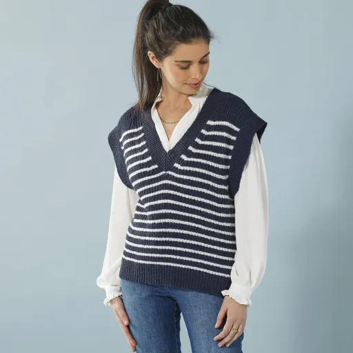 Prúžkovaná voľná vesta s výstrihom do V, pre nižšiu postavu