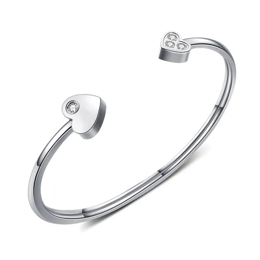 Náramok z chirurgickej ocele - lesklý oblúk so srdiečkami vykladanými zirkónmi, strieborná farba