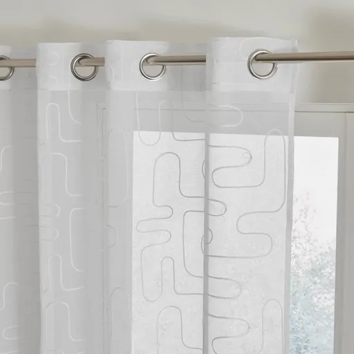 Voálová záclona s grafickou výšivkou, zakončená očkami