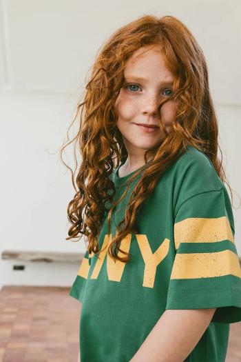 Detské bavlnené tričko Tinycottons STRIPES LOGO TEE zelená farba, s potlačou, SS25-137