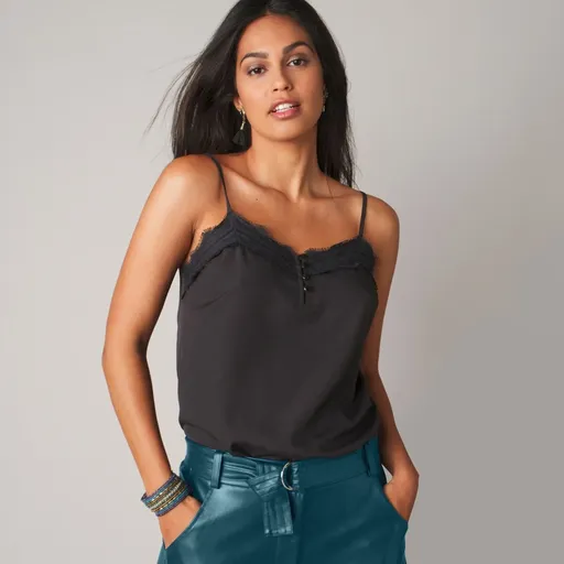 Top s čipkou a tenkými ramienkami