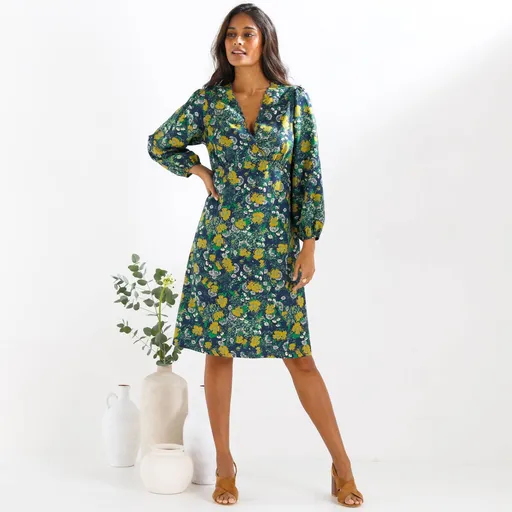 Krátke šaty s potlačou a zavinovacím výstrihom