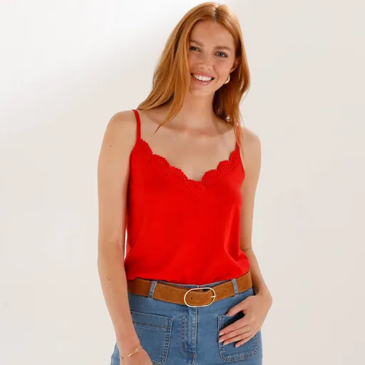 Jednofarebný top s výstrihom do V s macramé