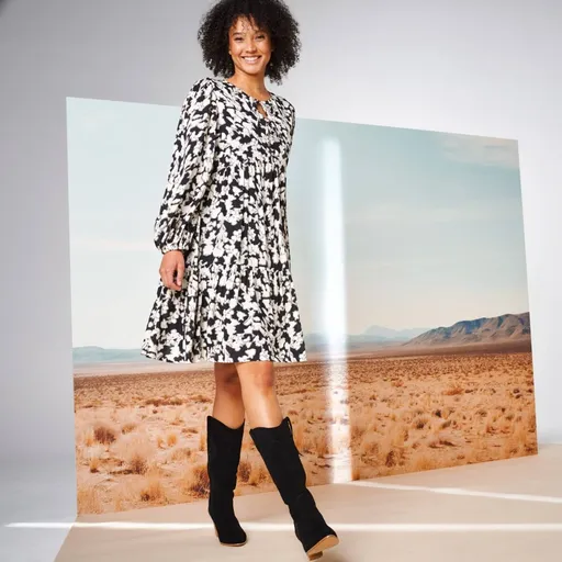 Krátke šaty s potlačou a viazačkou vo výstrihu