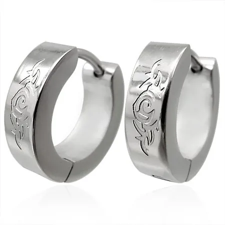 Okrúhle oceľové náušnice striebornej farby, gravírovaný ornament