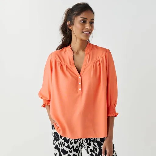 Jednofarebná blúzka s výstrihom na gombíky