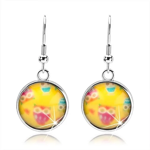Náušnice v štýle kabošon, kruh vyplnený sklom, farebné sovičky, žlté pozadie