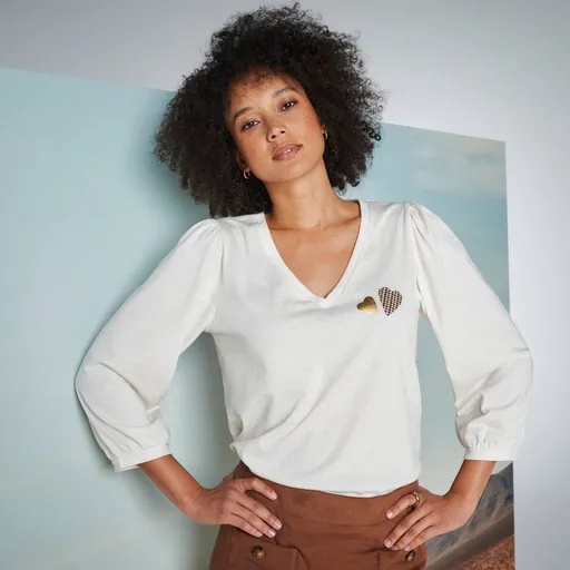 Tričko s výstrihom do V a potlačou sŕdc