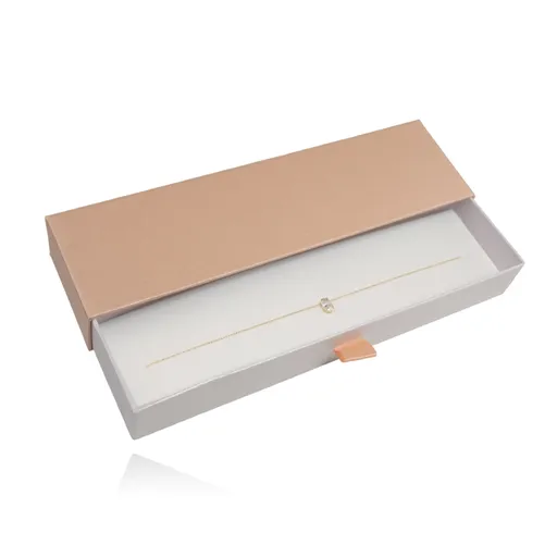 Ružová papierová krabička na náramok s bielym vysúvacím vnútrom a poduškou