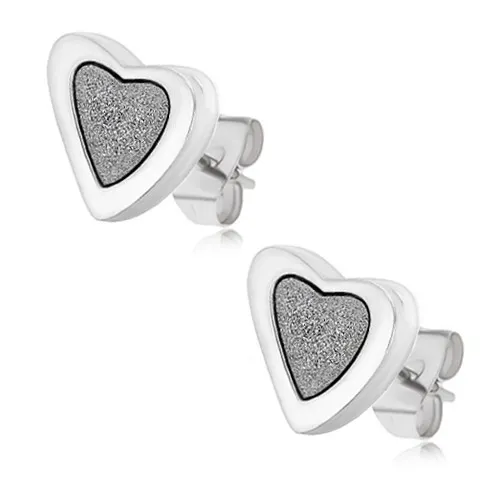 Puzetové náušnice z ocele, nesúmerné srdcia s pieskovaným stredom