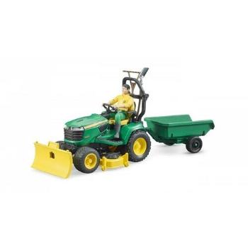 Bruder Traktor John Deere s prívesom a záhradníkom, 17,5 x 19 x 30 cm