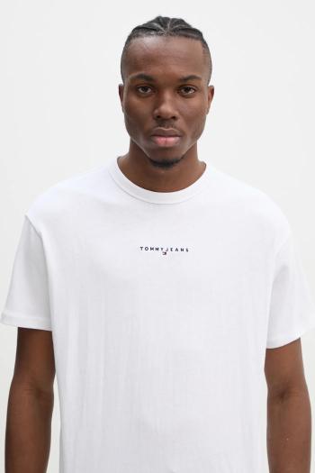 Bavlnené tričko Tommy Jeans pánske, biela farba, s nášivkou, DM0DM21110