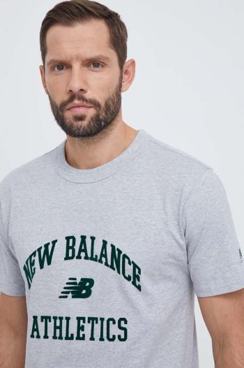 Bavlnené tričko New Balance pánske, šedá farba, s nášivkou