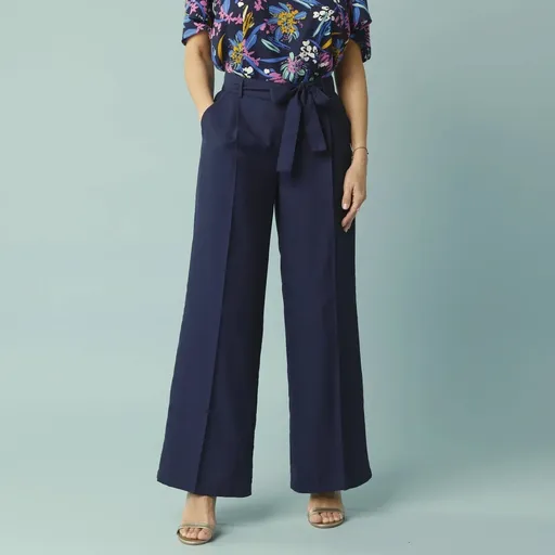 Široké dlhé nohavice s pružným pásom a opaskom, pre nižšiu postavu