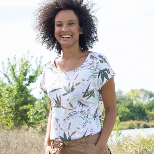 Tričko s potlačou a gombíkovou légou na pleci