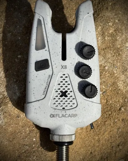 Flacarp signalizátor záberu x8 špeciálna edícia jeseň 2025 - sivá granit