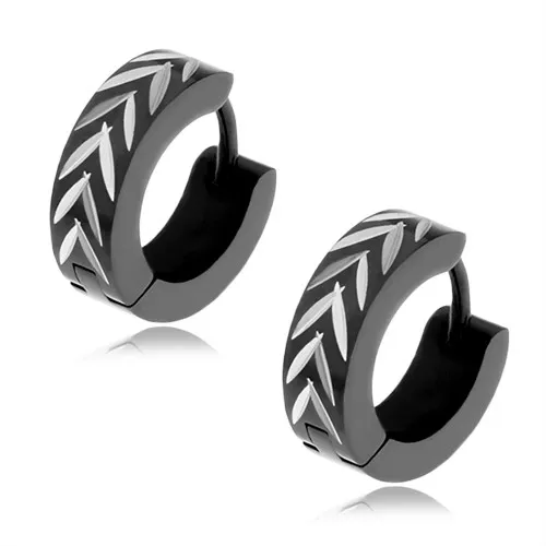 Oceľové náušnice čiernej farby, vzor obráteného "V" v striebornom odtieni