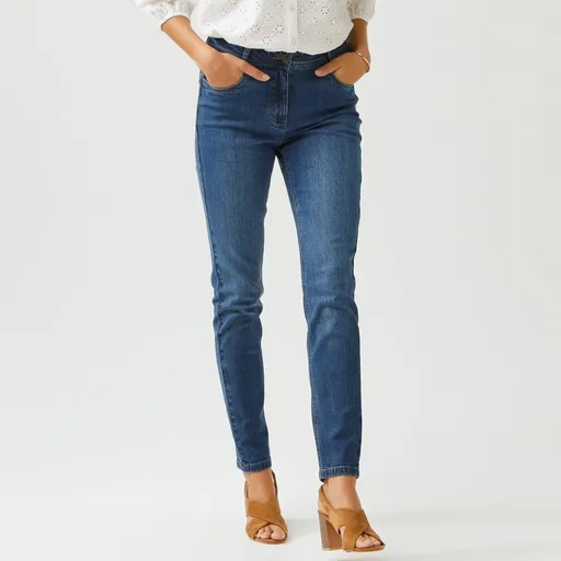 Úzke džínsy s vysokým pásom pre nižšiu postavu