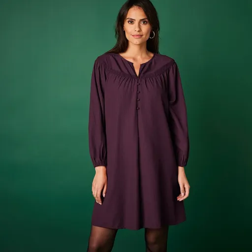 Krátke šaty na zapínanie s efektom krepónu