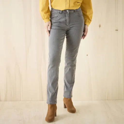 Strečové rovné džínsy pre nižšiu postavu