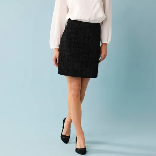 Rozšírená tvídová sukňa pre nižšiu postavu