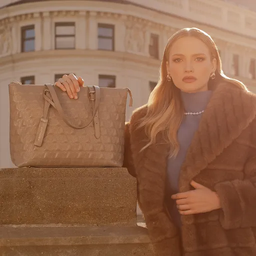 Dámska kožená shopperka s logom béžová 99-4E-632-9