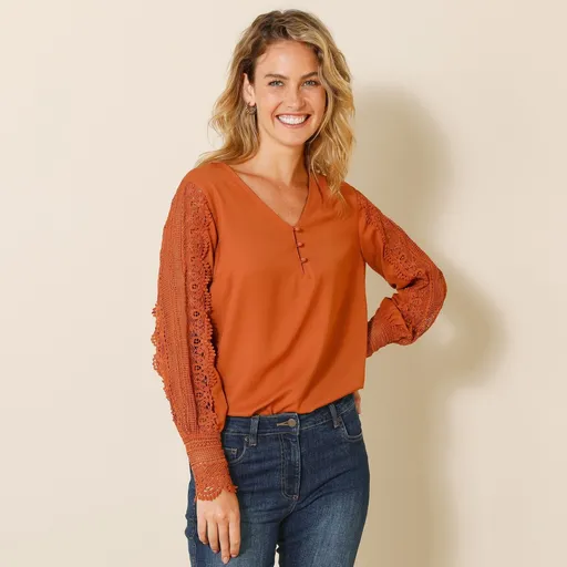 Krepová blúzka s macramé rukávmi a výstrihom do V