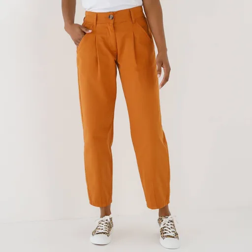 Nohavice so skladmi a záševkami na koncoch nohavíc