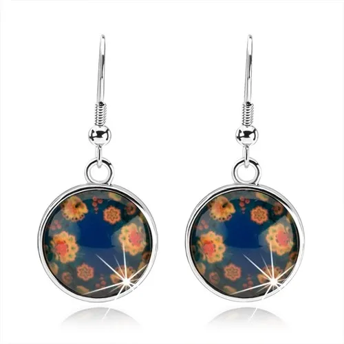 Okrúhle visiace náušnice, vypuklé sklo, farebné kvietky na modrom podklade