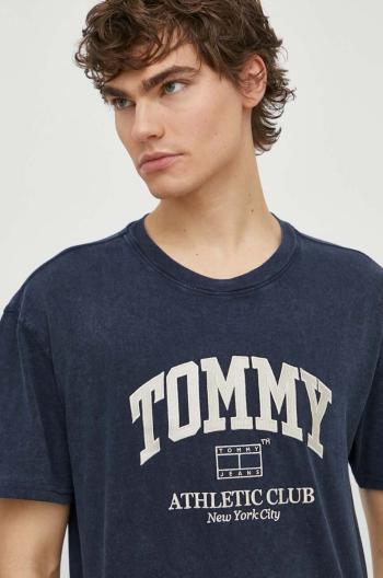 Bavlnené tričko Tommy Jeans pánske,tmavomodrá farba,s nášivkou,DM0DM18557