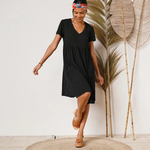 Jednofarebné krátke krepónové šaty s výstrihom do V