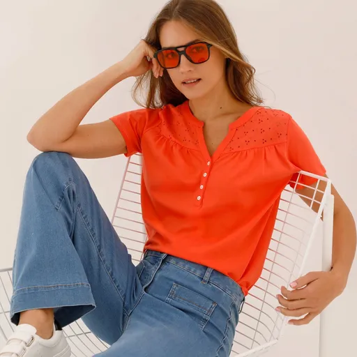 Tričko s výstrihom na gombíky, krátkymi rukávmi a madeirou