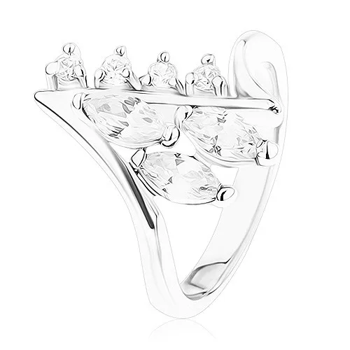 Lesklý prsteň striebornej farby, zahnuté konce ramien, číre zirkóny - Veľkosť: 53 mm