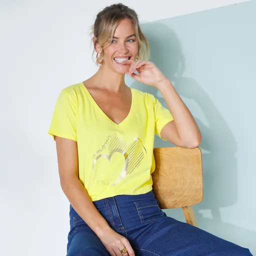 Tričko s potlačou srdca vpredu, výstrihom do V a krátkymi rukávmi