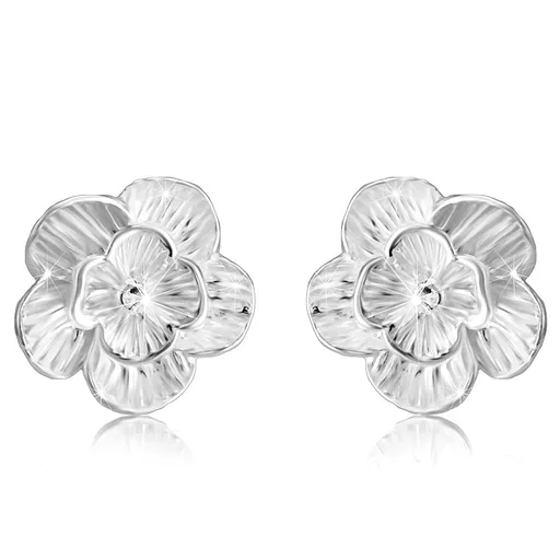 Náušnice z 925 striebra - rozkvitnutý kvet, štruktúra na lupeňoch, puzetky