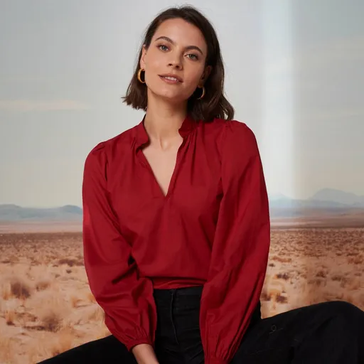 Jednofarebná blúzka so stojačikom a nazberanými rukávmi