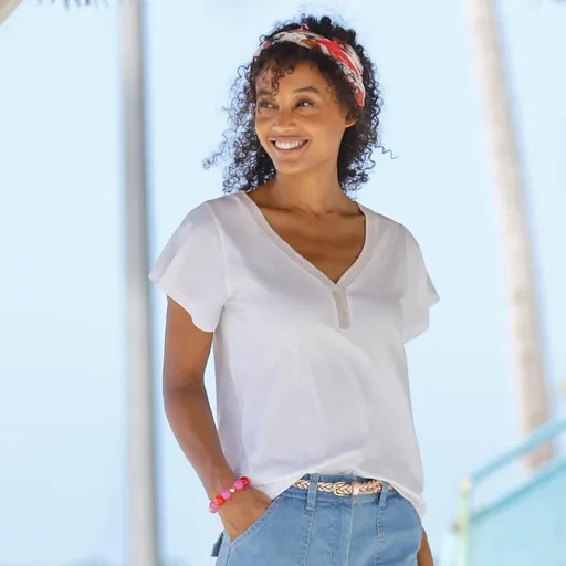 Tričko s výstrihom do V a trblietavou lemovkou