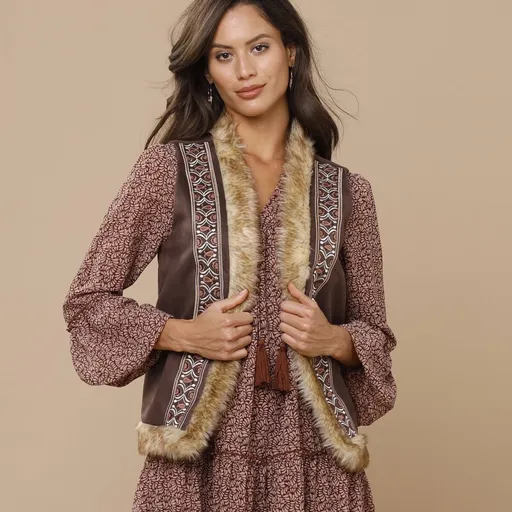 Vesta so semišovým vzhľadom a
		výšivkou