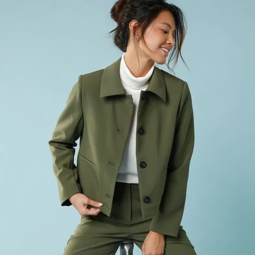 Jednofarebná krátka ľahká bunda pre nižšiu postavu