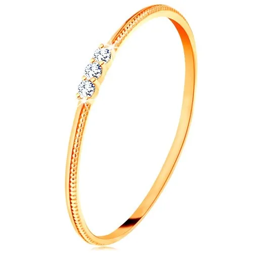 Prsteň zo žltého 14K zlata - tenké ramená s vrúbkami, tri číre zirkóniky - Veľkosť: 48 mm