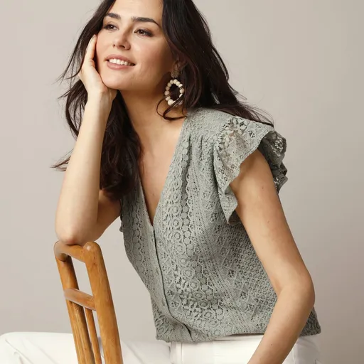 Košeľová blúzka s výstrihom do V a čipkou