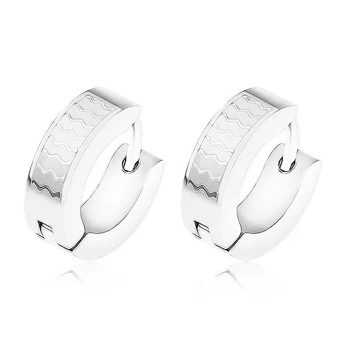 Oceľové náušnice, malé lesklé vlnky na matnom pozadí