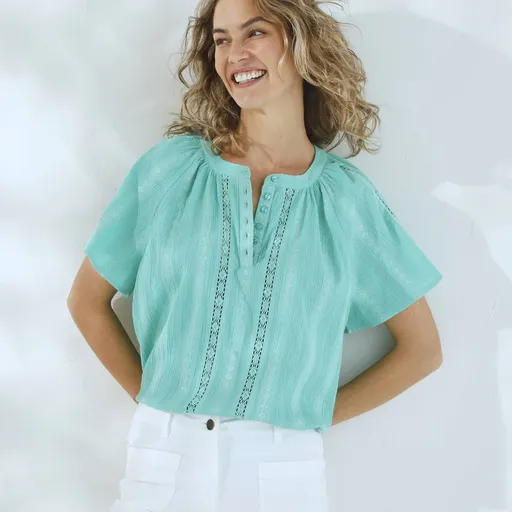 Jednofarebná blúzka s krátkymi rukávmi a macramé