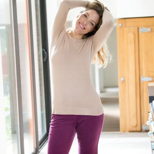 Pulóver s okrúhlym výstrihom a gombíkmi zlatej farby na rukávoch