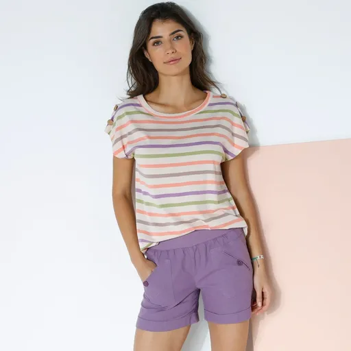 Pruhované tričko s kokosvými gombíkmi na pleciach