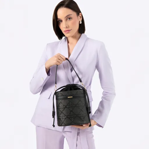 Dámska kabelka vak s pletenou textúrou čierna