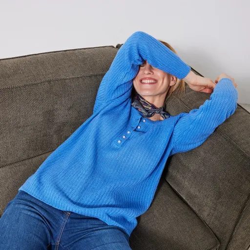 Pulóver s tuniským výstrihom a hladkým pleteným vzorom