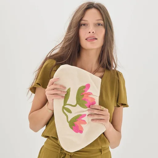 Kabelka s výšivkou kvetín