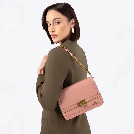 Kožená crossbody kabelka s retiazkou ružová